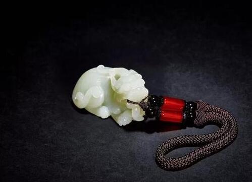 　如今很多人会在家中供奉貔貅，希望貔貅可以为自己增加财运，不过貔貅招财在风水上也有很多的讲究，请的不当不仅不会旺你，还会给你坏的运势，因此大家一定要注意。那么貔貅怎么摆放好？