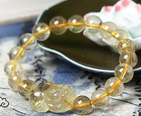 发晶貔貅在很多店铺都有陈列和售卖,不过这样的发晶貔貅在奉请前都是没有经过开光,而貔貅的开光问题又是不容忽视的,所以不管在哪里购买发晶貔貅,都是需要开光的,下面我们就来了解一下发晶貔貅。 发晶貔貅在很多店铺都有陈列和售卖,不过这样的发晶貔貅在奉请前都是没有经过开光,而貔貅的开光问题又是不容忽视的,所以不管在哪里购买发晶貔貅,都是需要开光的,下面我们就来了解一下发晶貔貅。