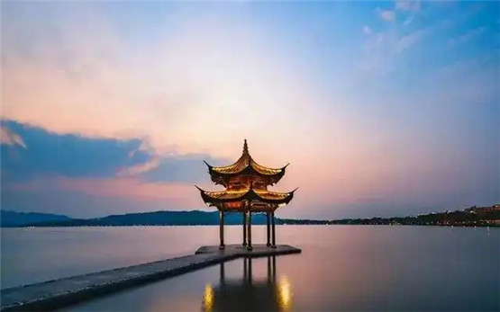 属水人职场风水系列（一）：工位选址与坐向的奥秘