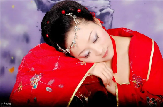 日主身旺比劫旺，构成比劫克财者，财星必然受伤，夫妻缘分淡薄，有的应验在妻子运气不扬；有的应验在夫妻感情失和，最终夫妻的缘分在半路就分道扬镳。