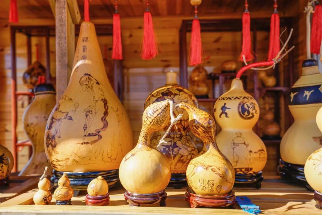 佩戴桃木葫芦好处多，八字选时与注意事项不可忽视！