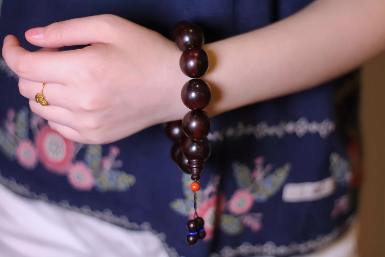 手串正确佩戴方法(手串戴法讲究)-易德轩吉祥商城