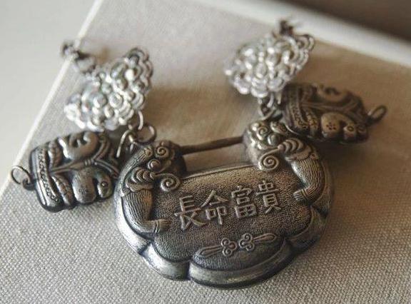 新生儿长命锁谁买合适,宝宝周岁长命锁由什么人送-易德轩吉祥商城 新生儿长命锁谁买合适,宝宝周岁长命锁由什么人送-易德轩吉祥商城