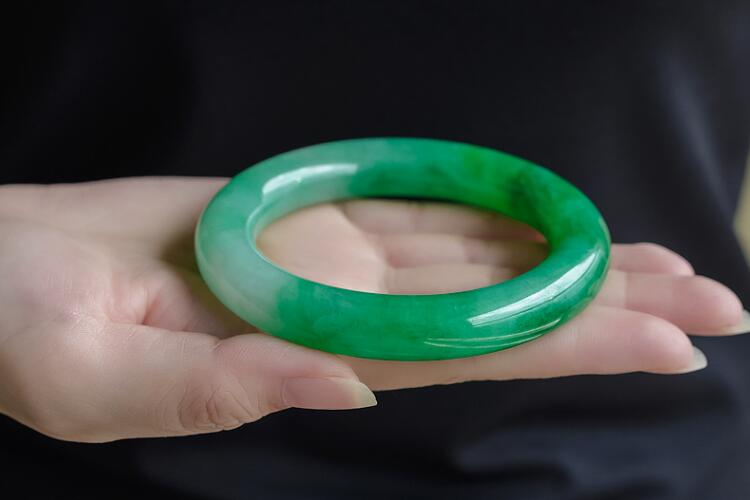 女人戴玉镯有什么好处-易德轩吉祥商城