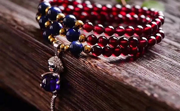 石榴石戴哪只手比较好,女人左手戴石榴石手链比较好-易德轩吉祥商城