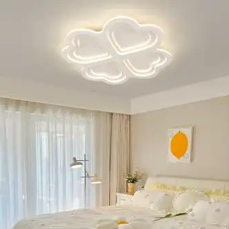 卧室风水：床铺摆放关键，开门见床不利宜！