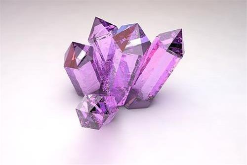 属鼠女性佩戴紫水晶与碧玺，招财旺运！