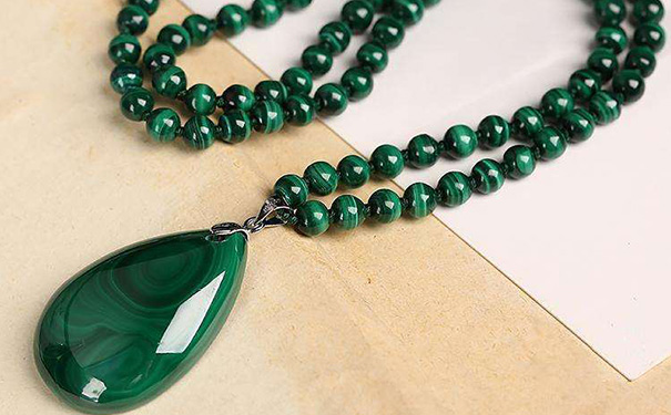 女性佩戴孔雀石好不好-易德轩吉祥商城