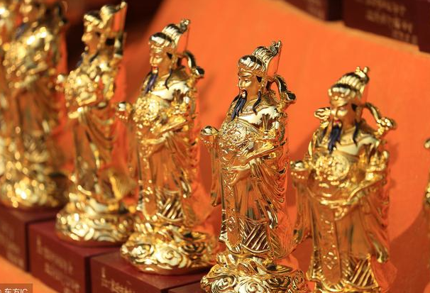 各种材料制作的财神像 都可以放置在风水吉位上