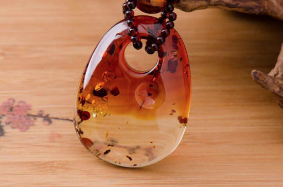 什么玉最好比较养女人?翡翠是玉中之王最养女人-易德轩吉祥商城