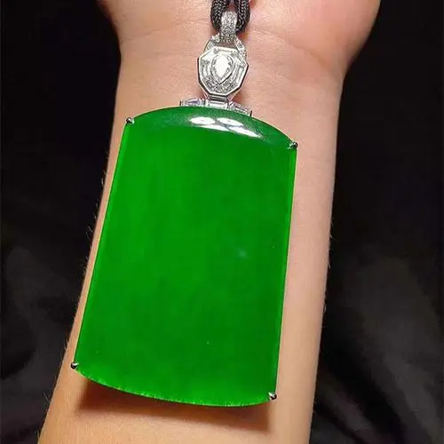 翡翠无事牌适合什么人戴