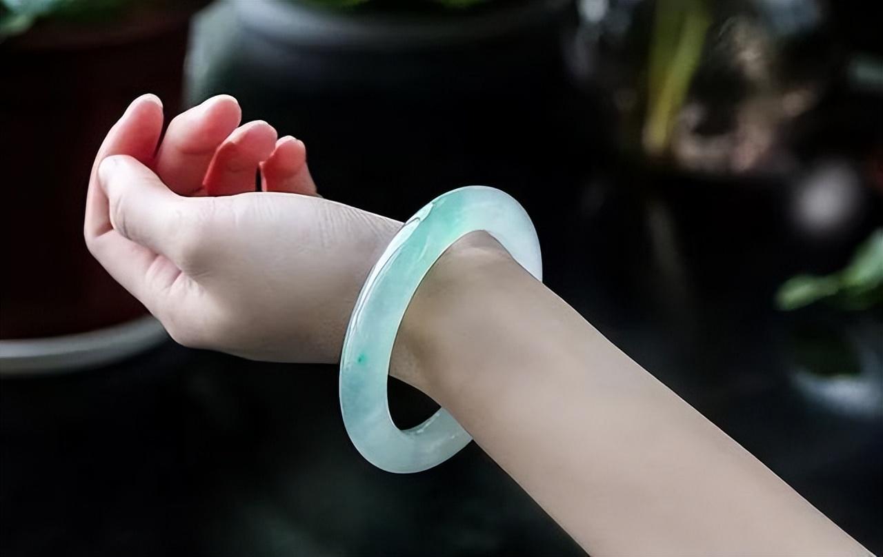 玉手镯对女人什么好处(它的的寓意和象征有哪些)-易德轩吉祥商城