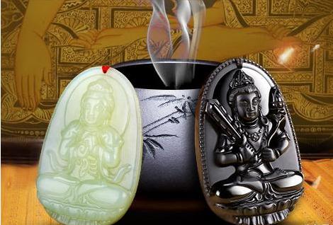 在第一次佩戴本命佛的时候首先要净手,然后将本命佛的绳子拉开套在自己的脖子上,再通过拉绳调到适合自己的位置上,这样就将本命佛正确的佩戴上了。本命佛是非常有灵性的物品,对于主人会起到保护的作用,也能够提升运势。但是想要本命佛发挥灵性,是需要开光的,开光后的本命佛才能够将其自身的灵性 在第一次佩戴本命佛的时候首先要净手,然后将本命佛的绳子拉开套在自己的脖子上,再通过拉绳调到适合自己的位置上,这样就将本命佛正确的佩戴上了。本命佛是非常有灵性的物品,对于主人会起到保护的作用,也能够提升运势。但是想要本命佛发挥灵性,是需要开光的,开光后的本命佛才能够将其自身的灵性