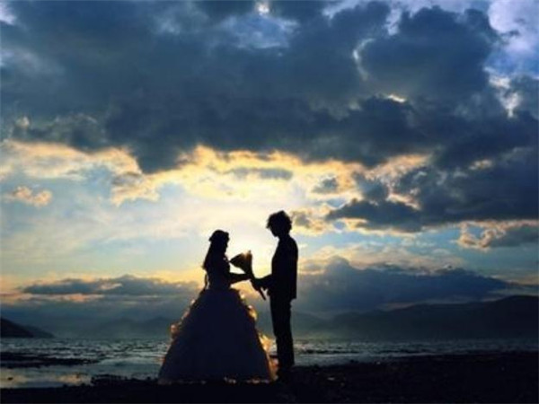 生肖龙：财运不理想，需要减少不必要的花销，生意人做好成本控制。长辈会在工作和生活中给予帮助，也要多注意长辈的身体健康，给他们关心。感情方面，需防因感情纠葛和财务纠纷而损了自身名誉。