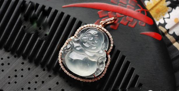 女人戴翡翠佛吊坠好吗(女人戴翡翠玉佛的好处)