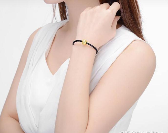 属火之人佩戴什么能避烂桃花？
