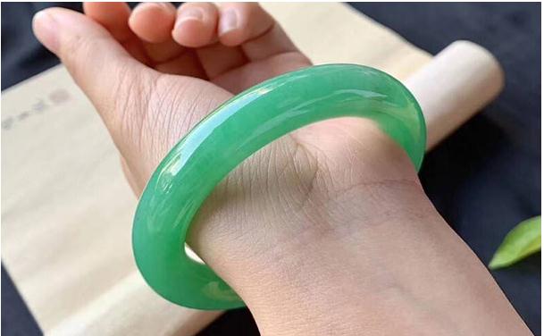 玉镯戴在哪个手上是正确的?-易德轩吉祥商城