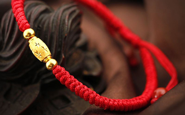 红绳戴在右手还是左手,戴右手辟邪,左手招财招桃花-易德轩吉祥商城